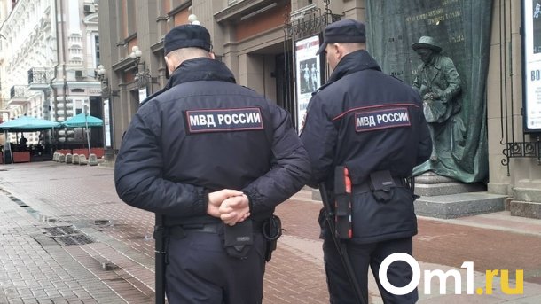 Владелец нелегальной заправки в Новосибирске наехал на ногу полицейскому