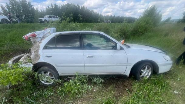 У машины с младенцем разорвало багажник на трассе под Омском