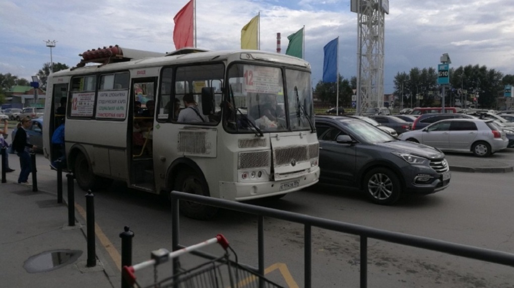 В Новосибирске кондуктор отказалась рассчитывать 12-летнюю пассажирку по банковской карте