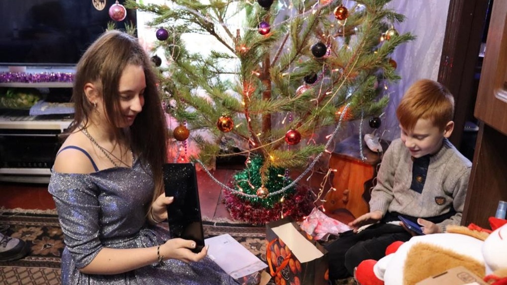 Омский губернатор Александр Бурков исполнил новогодние желания двух детей из ЛНР