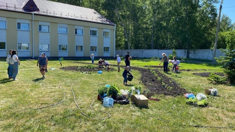 Совершенно космические! Особенные дети подарили взрослым жителям дома-интерната целую клумбу цветов