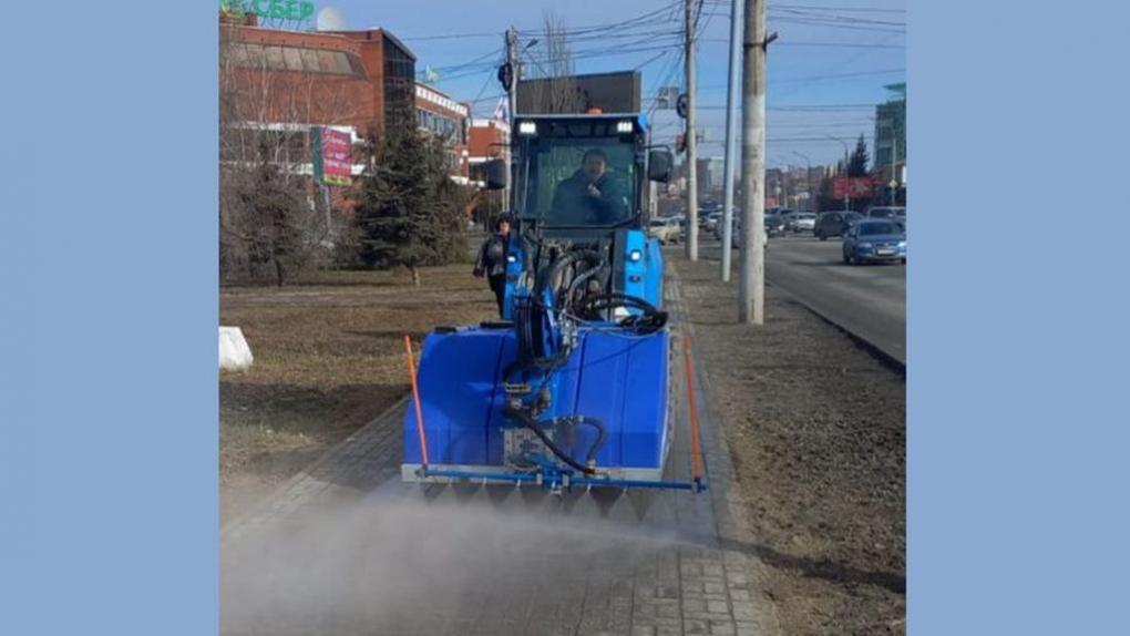В Омске начали мыть тротуары после зимы