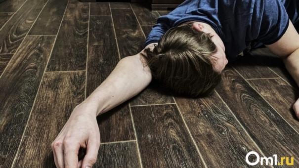 Труп в заблокированной квартире: следователи начали проверку после смерти 24-летнего новосибирца