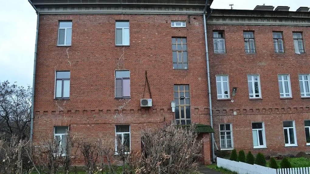 В Омске ищут подрядчика, который проведёт ремонт в столетнем доме за 26 миллионов рублей