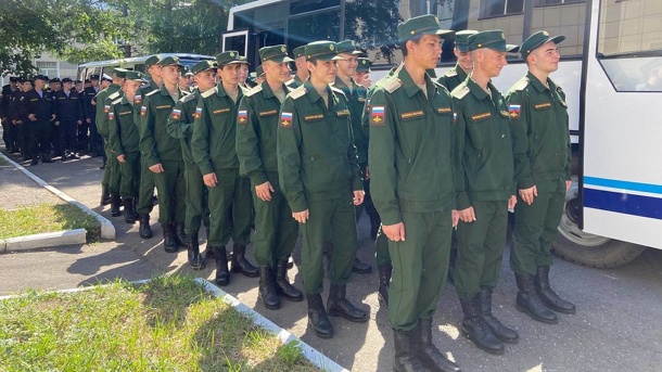 Из Омской области 60 новобранцев отправились на службу в сухопутные войска и морфлот