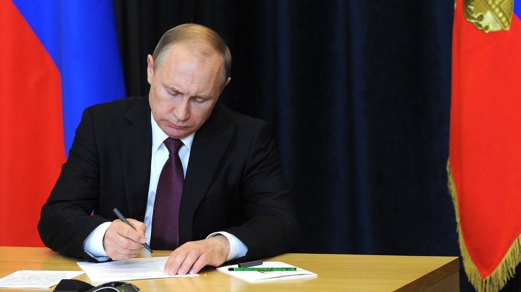 Владимир Путин подписал указ о награждении трех омичей