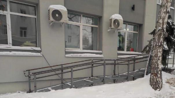 В офис омской ГЖИ не могли войти инвалиды и молодые мамы