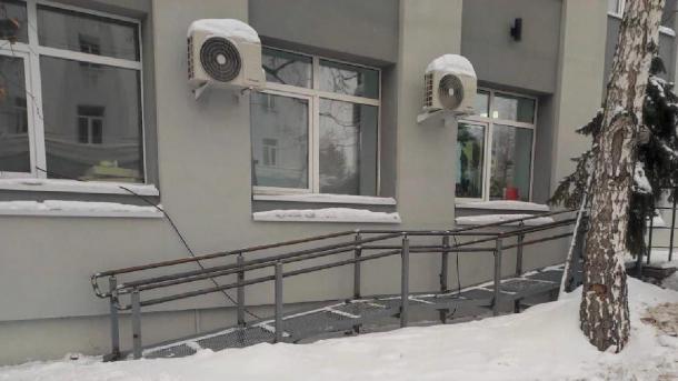 В офис омской ГЖИ не могли войти инвалиды и молодые мамы