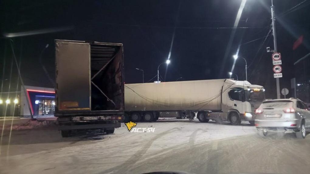 Тройное ДТП с фурами случилось на перекрёстке в Новосибирске