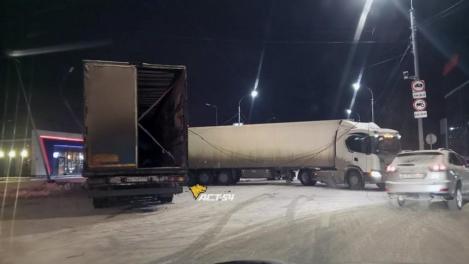 Тройное ДТП с фурами случилось на перекрёстке в Новосибирске