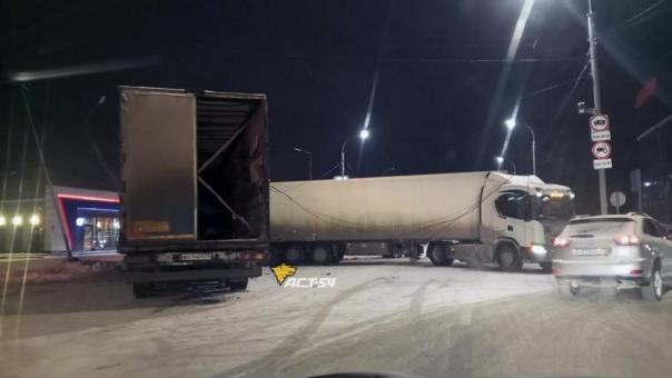 Тройное ДТП с фурами случилось на перекрёстке в Новосибирске
