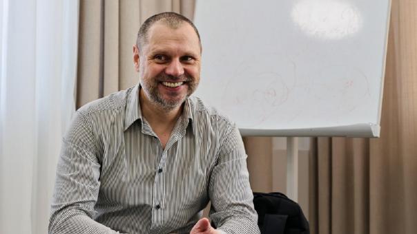 Сказочник из Новосибирска обучает детей-инвалидов писательскому мастерству