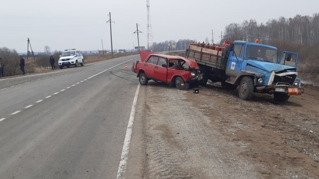 В Омской области ВАЗ протаранил грузовик, набитый газовыми баллонами