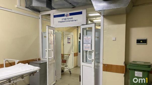 В Омске пассажиры такси устроили уличную драку – один человек в реанимации