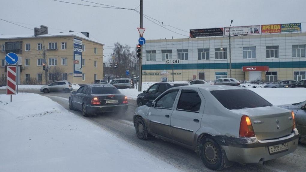 В Омске изменили работу светофора на оживлённом перекрёстке в Центральном округе