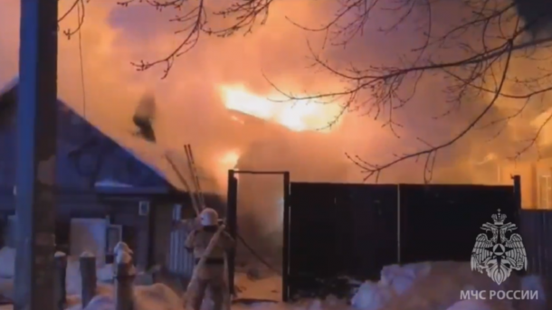 В Центральном округе Омска загорелась крыша дома