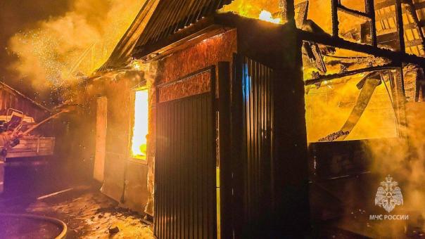 Под Омском в огне сгорели сарай, гараж и машина