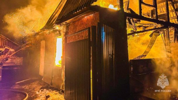 Под Омском в огне сгорели сарай, гараж и машина