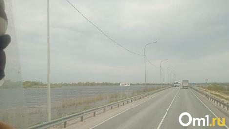 Появились фото окружённой водой трассы Тюмень — Омск