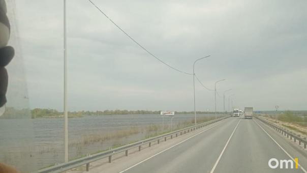 Появились фото окружённой водой трассы Тюмень — Омск
