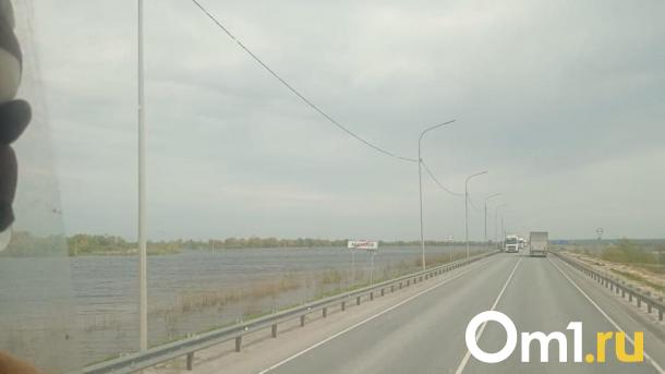 Появились фото окружённой водой трассы Тюмень — Омск