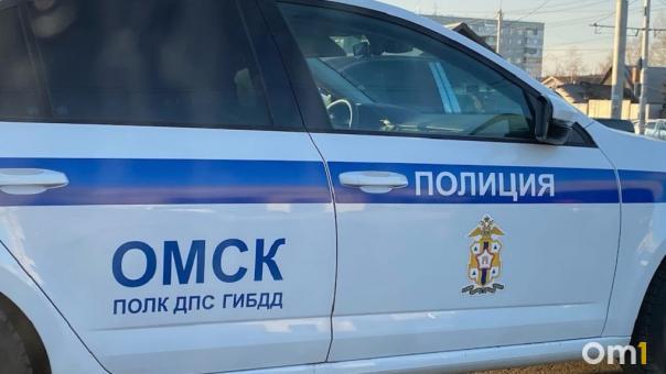 На 10 лет Октября КамАЗ наехал на молодую омичку