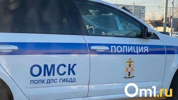 На 10 лет Октября КамАЗ наехал на молодую омичку