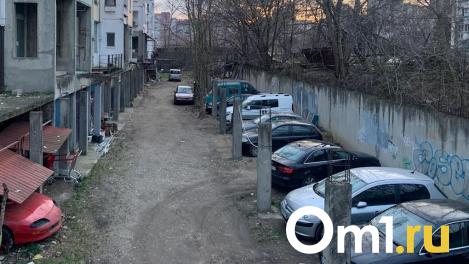 Омичка заставила соседа отказаться от парковки