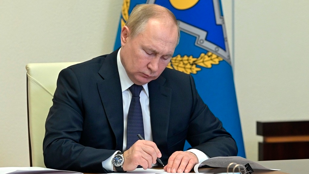 Путин запретил часть сделок с инвесторами из недружественных стран