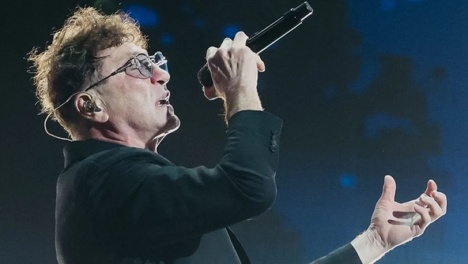 Бросил микрофон на сцене: Григорий Лепс вступил в конфликт с фанатами во время выступления