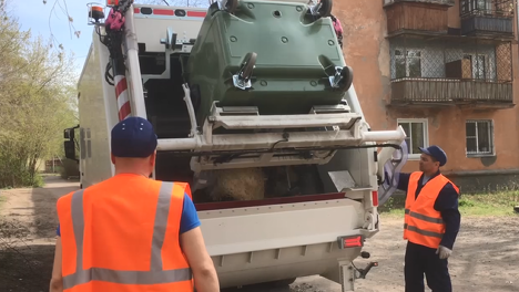 Омичи смогут сдавать отходы регоператору и получать за это деньги