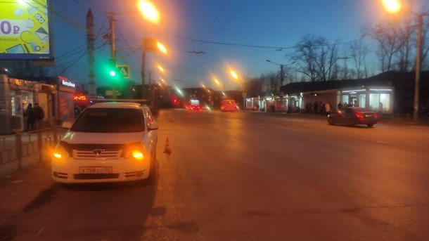 Омич без прав сбил на светофоре двух девочек