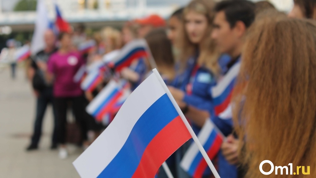 В образовательных учреждениях Новосибирской области начали торжественно поднимать флаги РФ