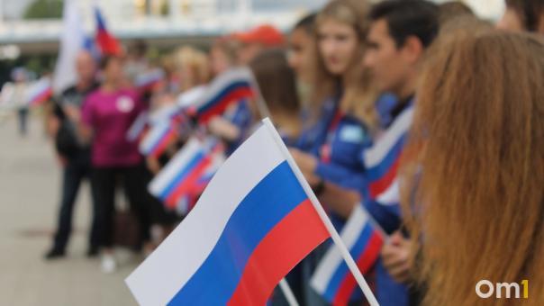 В образовательных учреждениях Новосибирской области начали торжественно поднимать флаги РФ