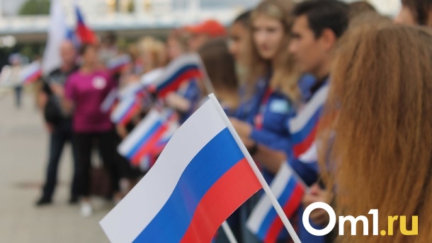 В образовательных учреждениях Новосибирской области начали торжественно поднимать флаги РФ