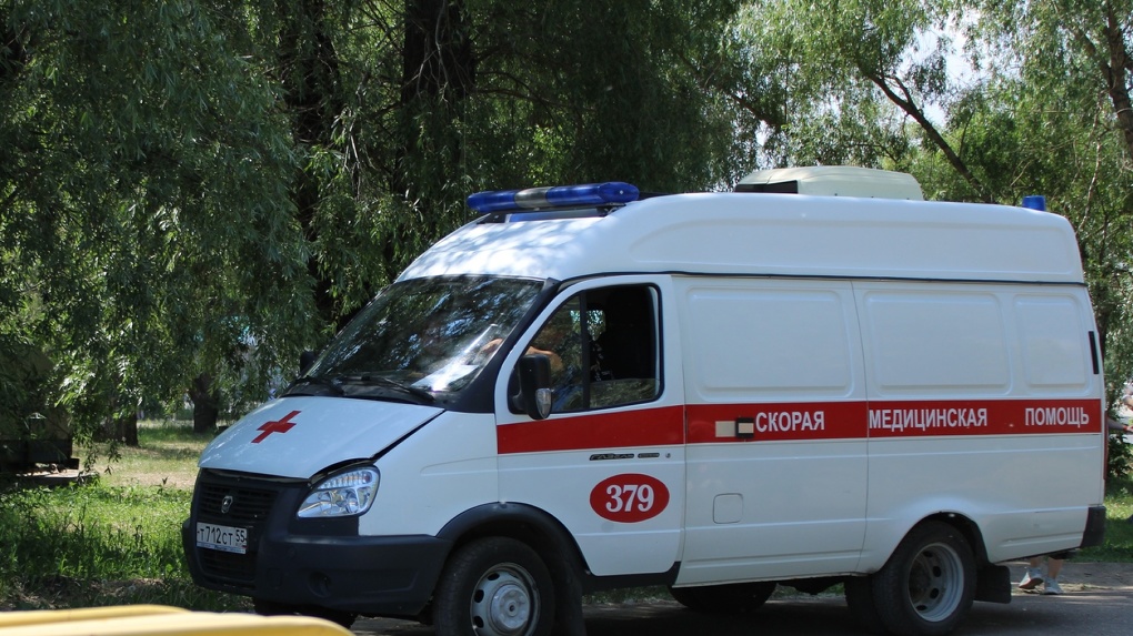 Стало известно о состоянии женщины, сбитой колесом автобуса в Омске