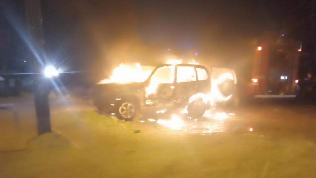 Во дворе омской девятиэтажки ночью сгорела машина