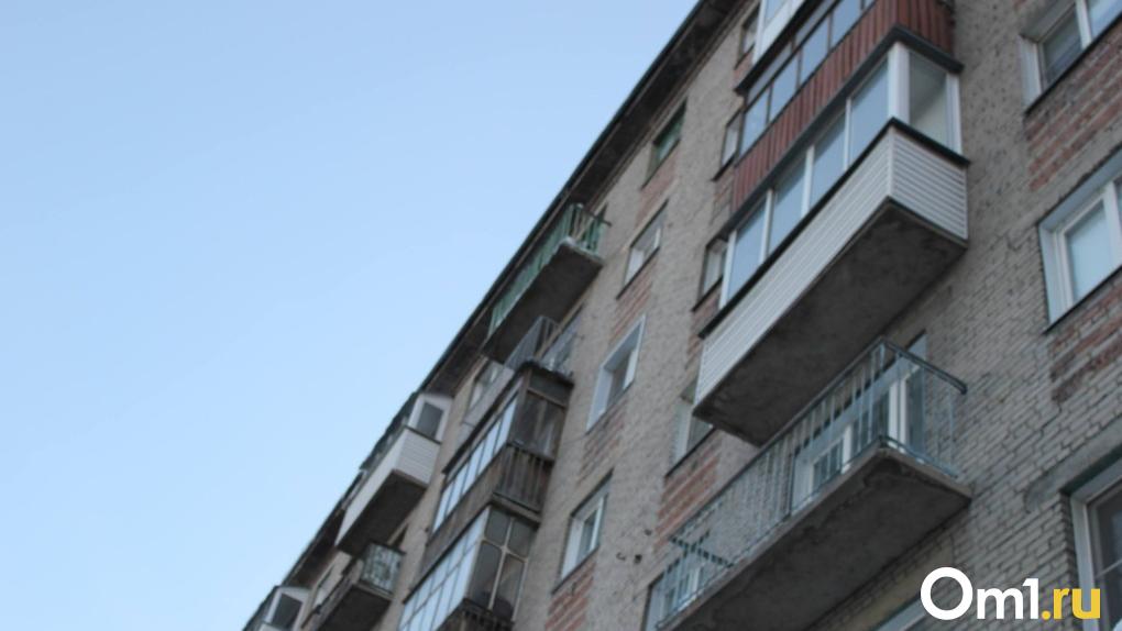 В Омске с девятого этажа упал 10-летний мальчик