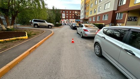В омском дворе иномарка сбила двух детей