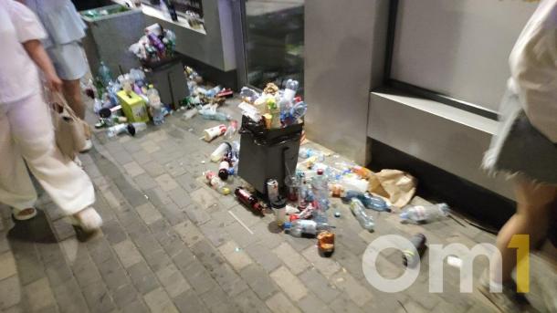 После массовых гуляний омичи оставили в центре 60 кубометров мусора