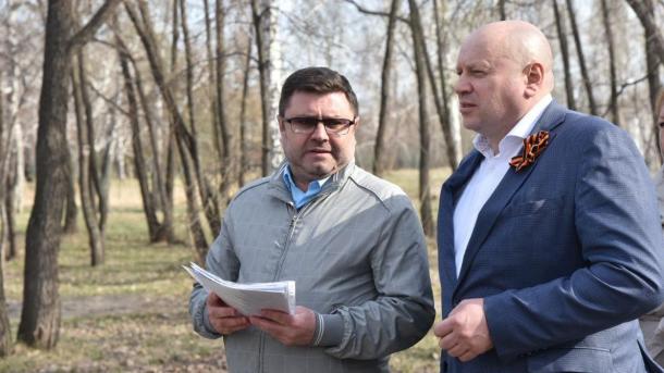Шелест поехал разбираться в омский парк, в котором вырубали деревья