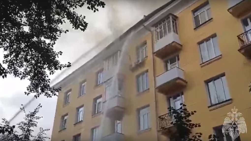 Жильцов пострадавшей от огня пятиэтажки в Новосибирске временно расселят в гимназии