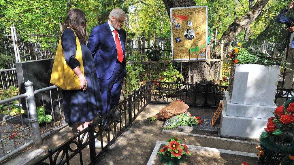 Сергей Миронов приехал в Омск и принëс цветы на могилу Егора Летова