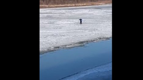 На тающем льду Иртыша омичи заметили лыжника