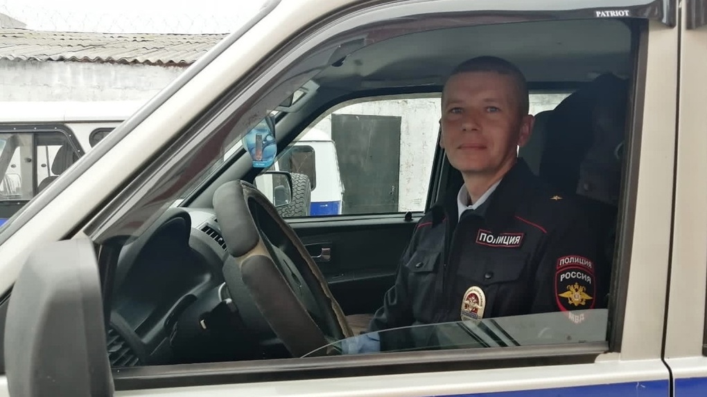 Омские герои: майор полиции спас 70-летнюю старушку от трагедии