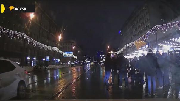 Массовая драка произошла на дороге возле стрип-клуба в Новосибирске