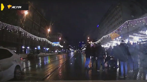 Массовая драка произошла на дороге возле стрип-клуба в Новосибирске