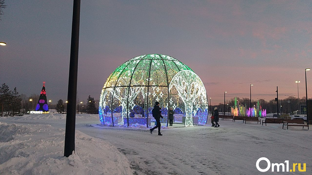 Всё сияет и блестит: парк «Арена» открыли рядом с новым ЛДС в Новосибирске. ФОТО