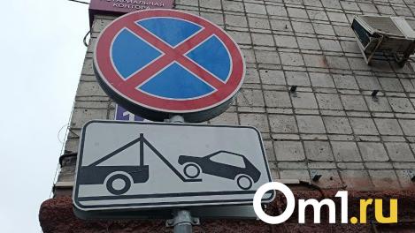 Каждый день в Омске ловят по 50 человек, паркующихся на газоне