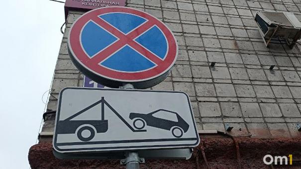 Каждый день в Омске ловят по 50 человек, паркующихся на газоне